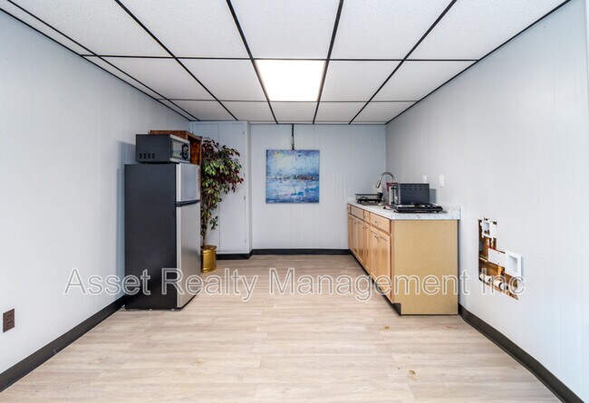 Building Photo - 708 Dutch Valley Drive Northeast - 1