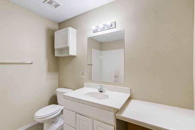 Building Photo - Conveniently located 2/2/2 with basement!!