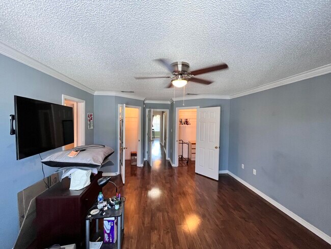 Building Photo - 221 Twin Lakes Ln