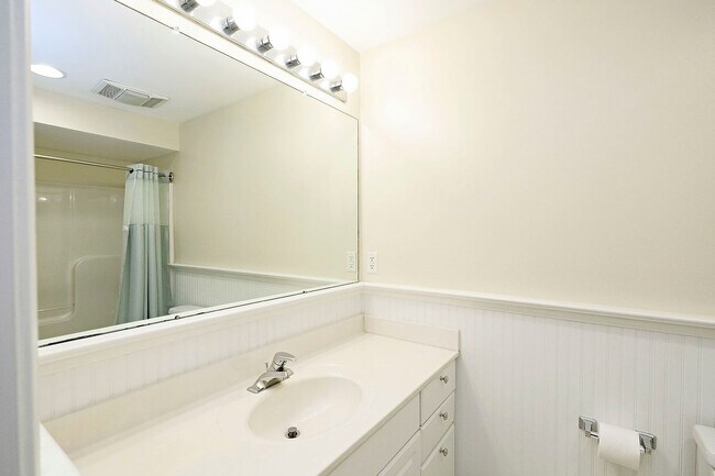 Building Photo - Pet-Friendly N. Albemarle Home With Fenced Yard