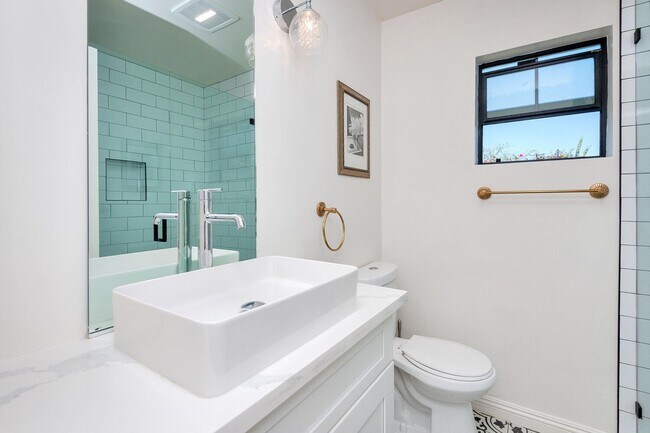 Building Photo - Beautifully renovated upstairs unit in South Mission Hills!  A MUST-SEE!