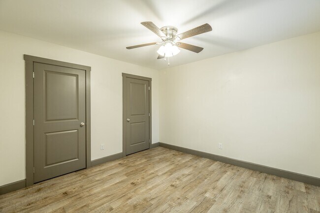 Building Photo - Parkwood Apartments