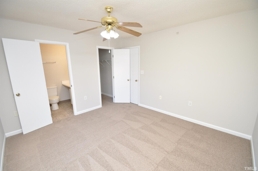 Building Photo - Room in Condo on Crab Orchard Dr