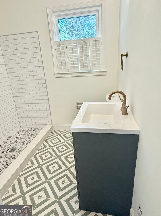 Building Photo - 110 Elm Dr