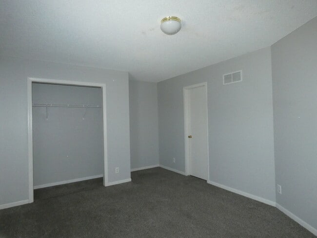 Building Photo - Town Home in North Kansas City!