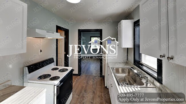 Building Photo - Embrace the cozy charms of this single-family home in Yakima's heart