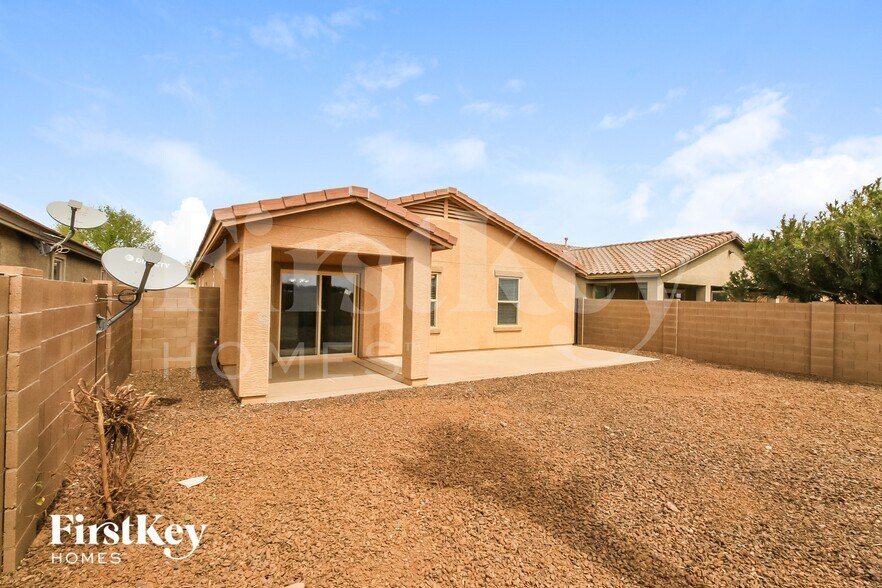 Building Photo - 941 E Leslie Ave