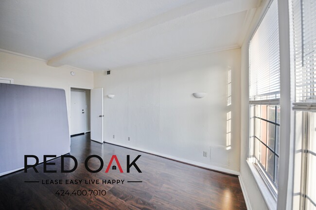 Building Photo - Charming, Spacious One Bedroom with Kitche...