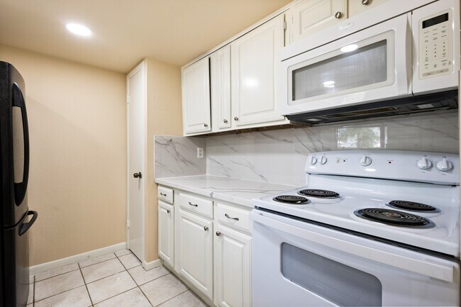 Building Photo - 5921 Arncliffe Dr