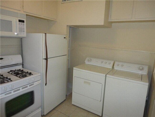 Building Photo - Charming Duplex - Heart of West Campus
