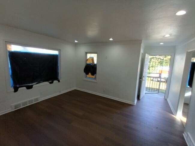 Building Photo - 3 bedroom, 1 bathroom Now Available!