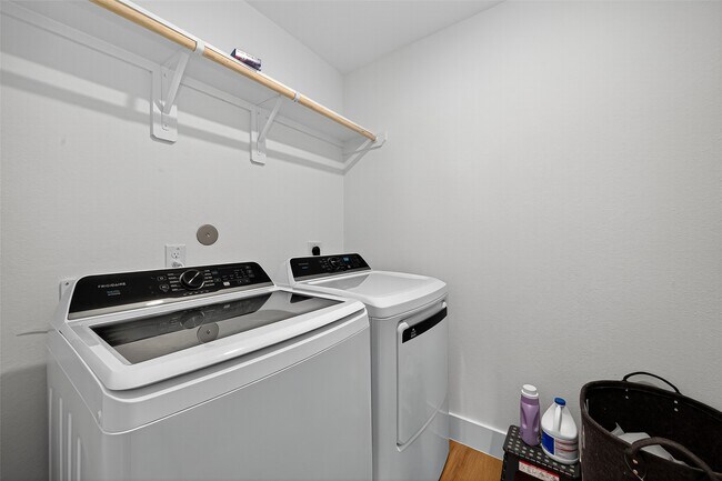 Building Photo - 27615 Village Cir Dr