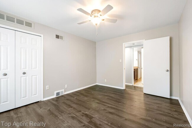 Building Photo - 8657 Kennedy Cir N