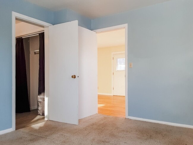 Building Photo - PET FRIENDLY 3 BED/ 2 BATH WITH GARAGE