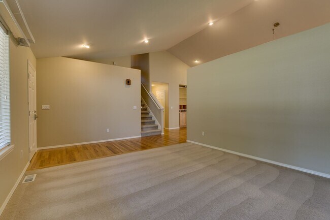 Building Photo - Shoreline Rambler Available NOW! 4 Bed 2 Bath w/spacious backyard!
