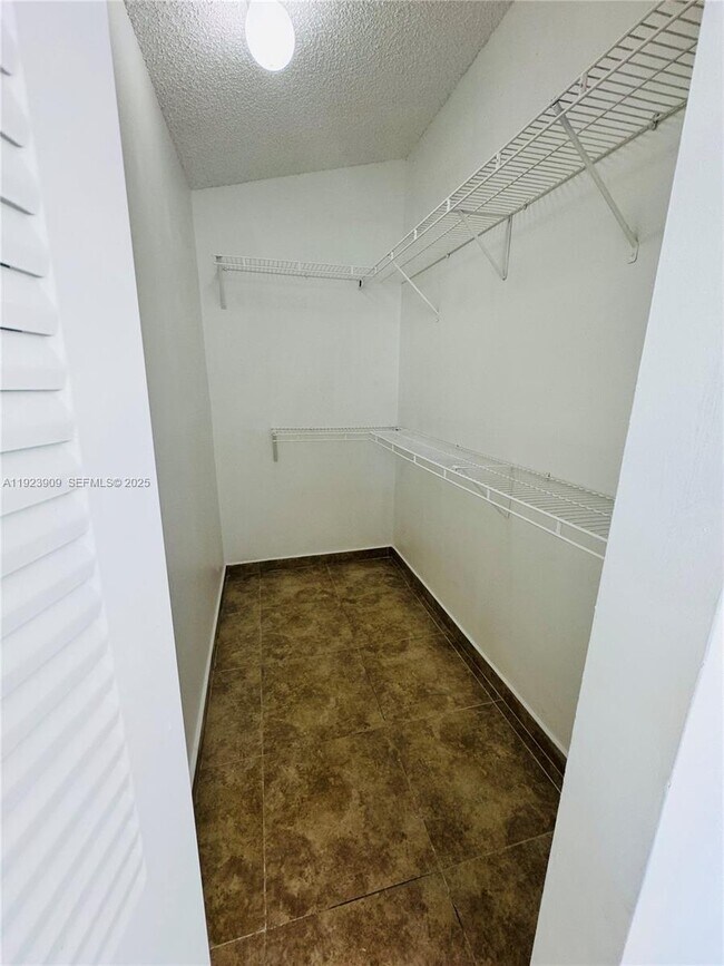 Building Photo - 6245 SW Kendale Lakes Cir