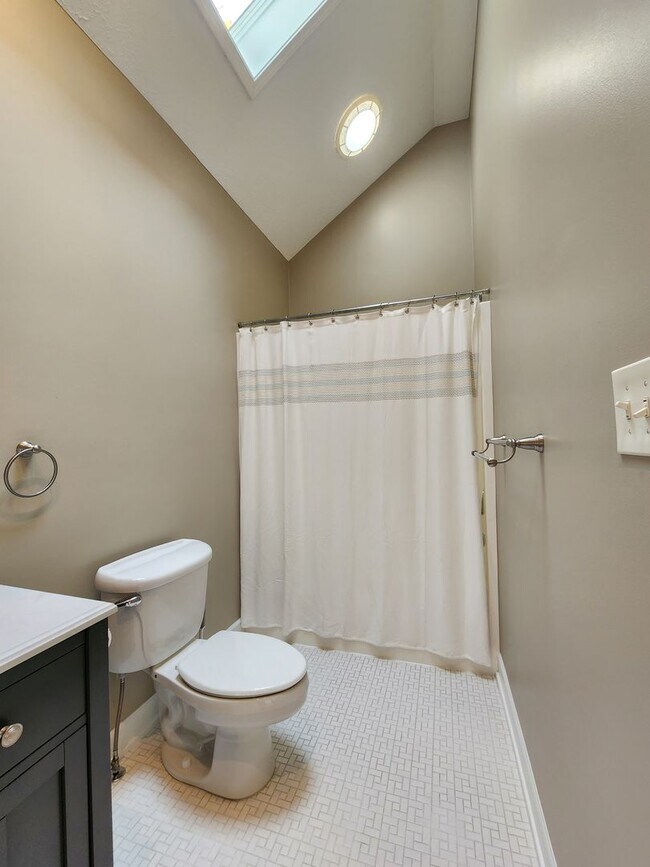 Building Photo - Modern 2 Bedroom Home For Rent