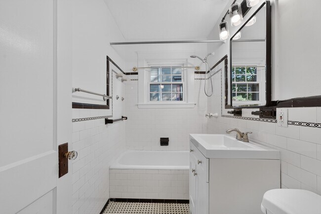 Building Photo - 216 Tremont St