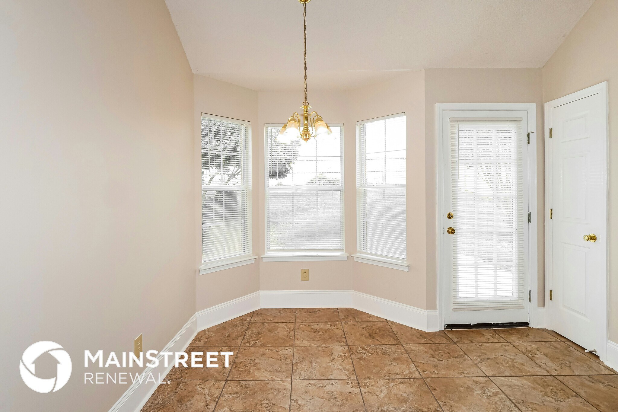 Building Photo - 8260 Clubview Dr