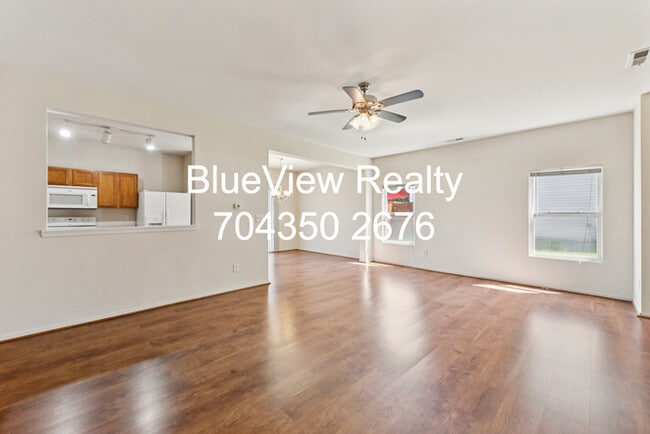 Building Photo - Beutiful 3 bed 2.5 bath with open area