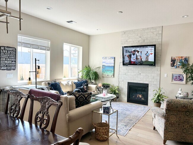 Building Photo - Luxury 55+ Executive Home- Fully Furnished