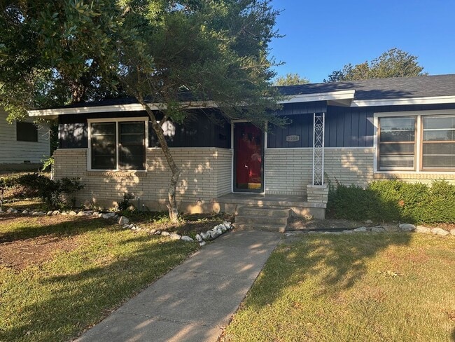 Building Photo - 2218 Rosewood Dr