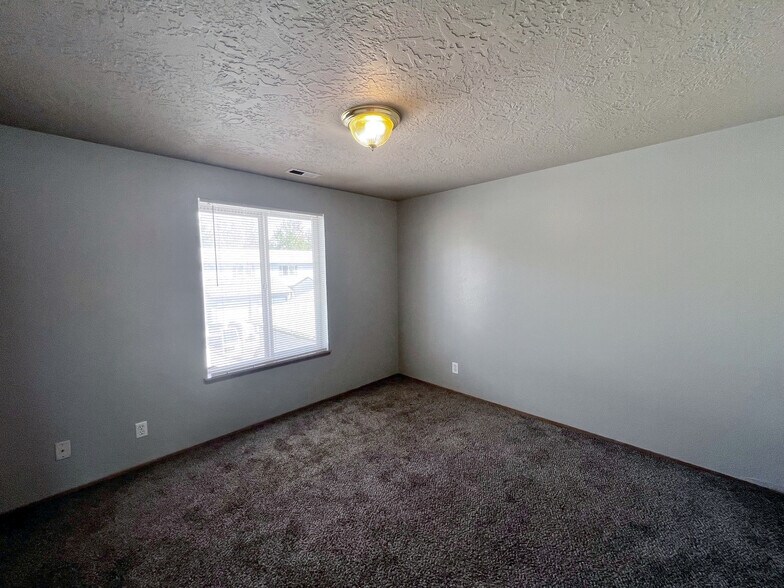 Building Photo - 4000 NE 109th Ave
