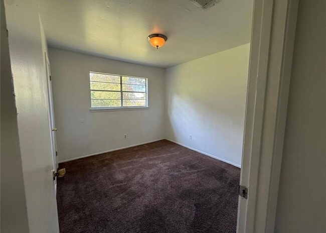 Building Photo - This Just In! New To The Market!