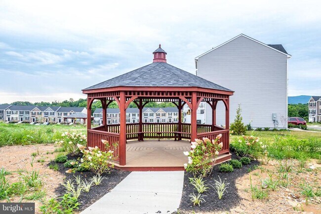Building Photo - 214 SPRING