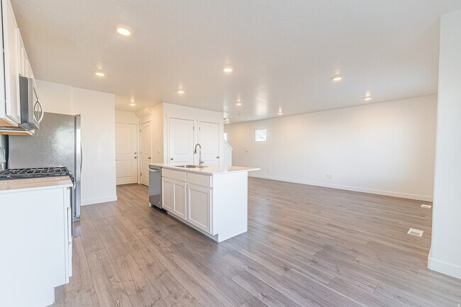 Building Photo - 3601 E 1360 S