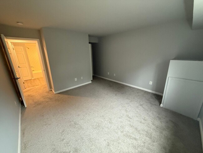 Building Photo - Renovated Condo in Quiet Community on 1st ...
