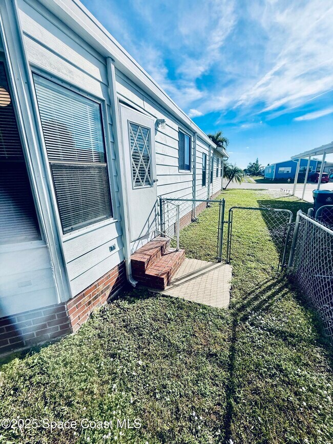 Building Photo - 2399 Coconut Palm Dr