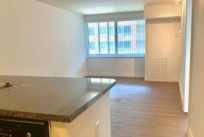 Building Photo - Short Walk to the Wharf! - Professionally Managed  and Spacious 1BR With Monument Views