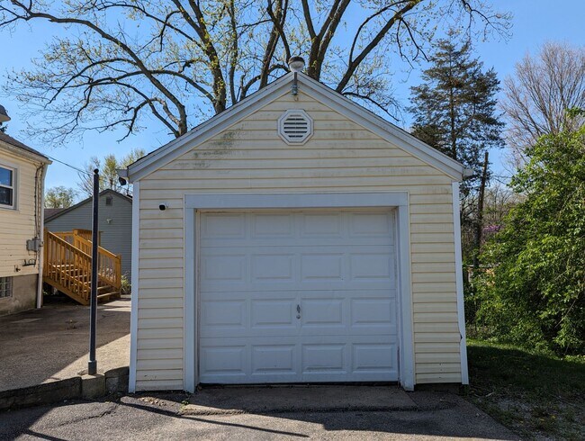Building Photo - AVAILABLE NOW! - 2 Bedroom / 1 Bath Home i...