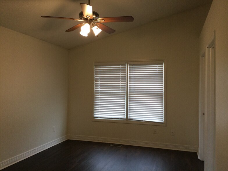 Building Photo - 2083 Shetland St