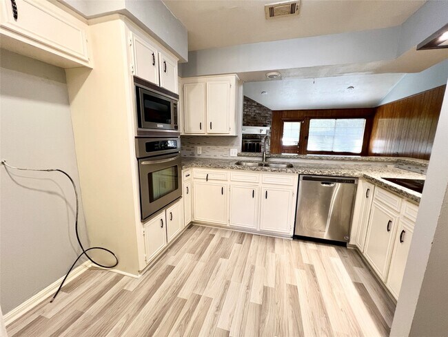 Building Photo - 422 Gamewood Dr