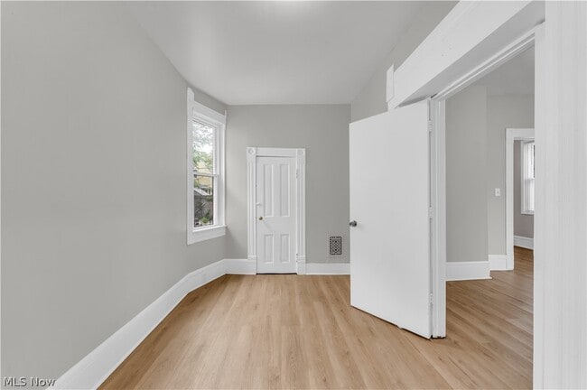 Building Photo - 1345 W 61st St