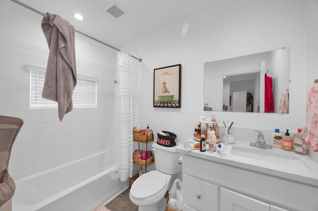 Building Photo - 570 N Cambridge St