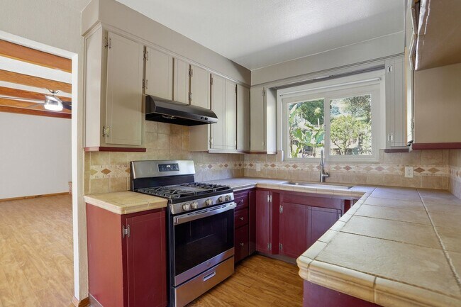 Building Photo - Country property close to town!