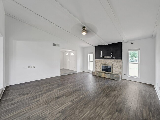 Building Photo - 1121 Bass Dr