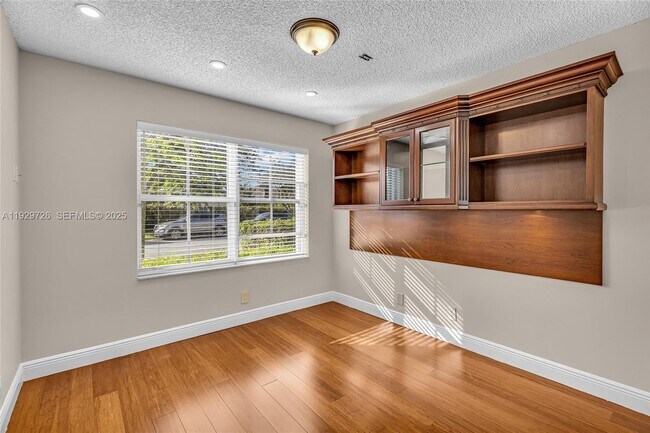 Building Photo - 949 Tanglewood Cir