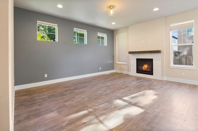 Building Photo - Stunning 3BD/3BATH Home in the Heart of Hi...