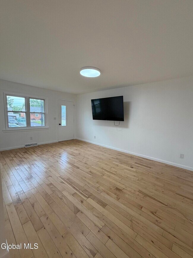 Building Photo - 5 Saybrook Dr
