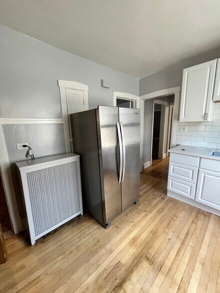 Kitchen - 2007 Darrow Ave