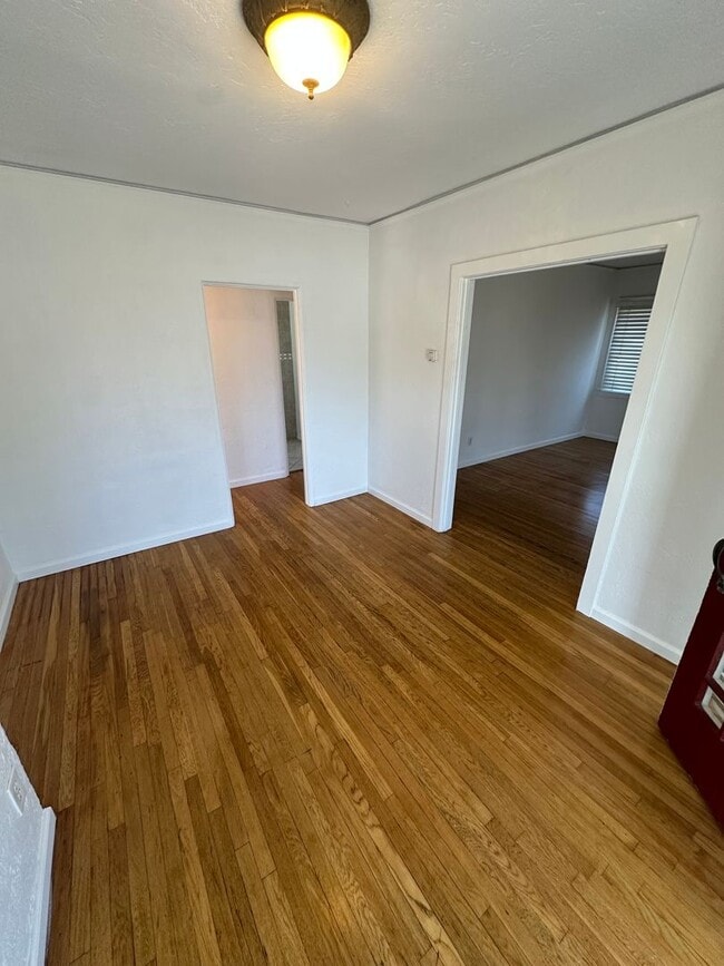 Building Photo - Quaint Craftsman House w/Garage, fenced yard, available now for 1 year lease to start!!!