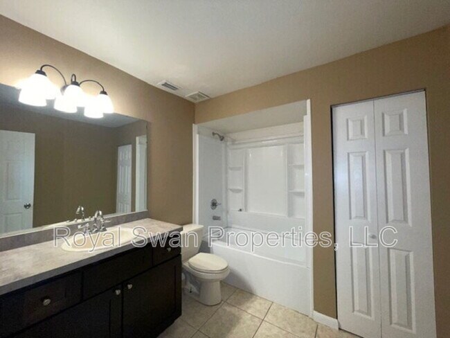 Building Photo - 724 Zella Ln