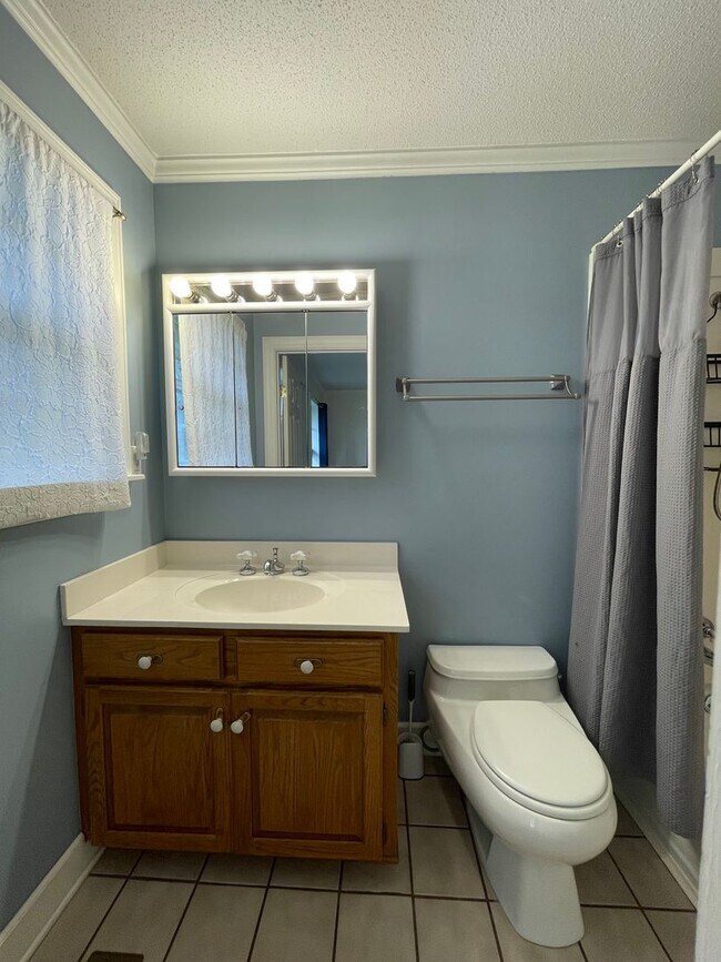 Building Photo - Spacious country home for lease