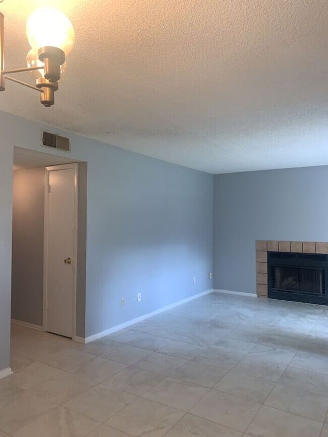 Building Photo - RENOVATED CONDO CLOSE TO USF