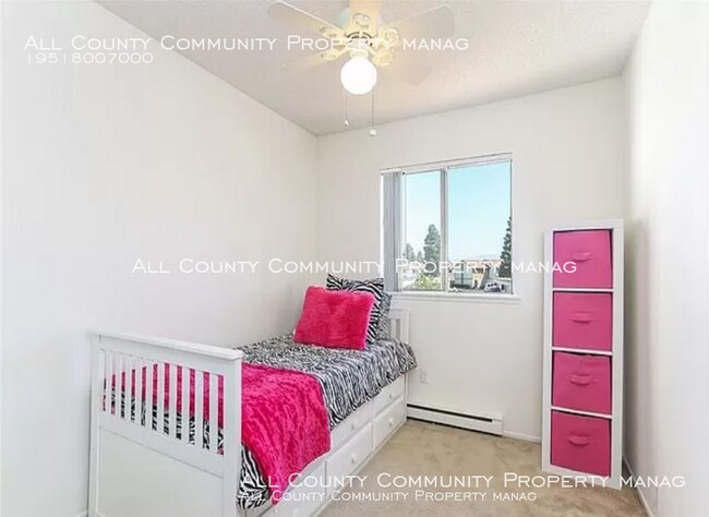 Building Photo - Beautiful 3 bedroom 1.5 bath Townhouse