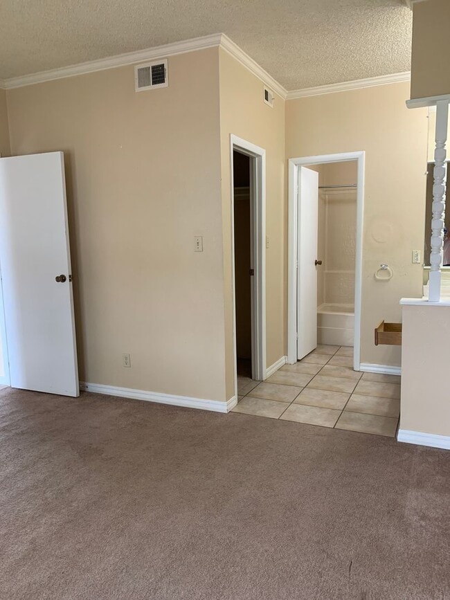Building Photo - 1028 Mockingbird Ln